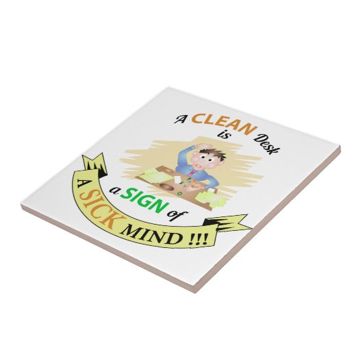 Ein sauberer Schreibtisch ist ein Zeichen für die Fliese (Seite)