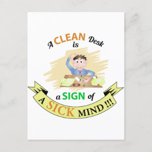 Ein sauberer Schreibtisch ist ein Zeichen für eine Postkarte