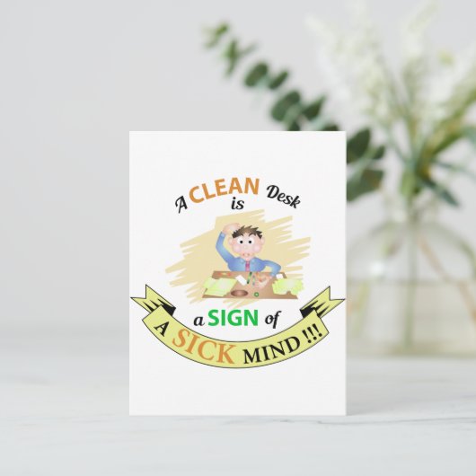 Ein sauberer Schreibtisch ist ein Zeichen für eine Postkarte (Stehend Vorderseite)