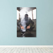 Ein Schiff füllt die Gaskammer mit mehr CS Gas Leinwanddruck (Insitu (Holzboden))