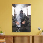 Ein Schiff füllt die Gaskammer mit mehr CS Gas Leinwanddruck (Insitu (Wohnzimmer))