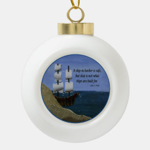Ein Schiff im Hafen ist eine sichere Inspirationsq Keramik Kugel-Ornament