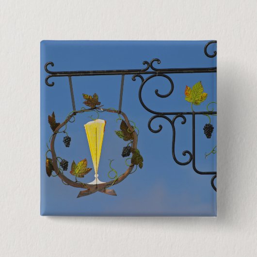 Ein Schild aus Schmiedeeisen, das das Thema illust Button (Vorderseite)