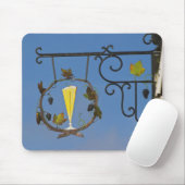 Ein Schild aus Schmiedeeisen, das das Thema illust Mousepad (Mit Mouse)