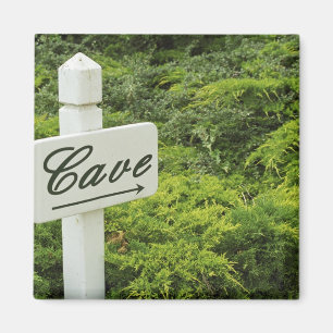 Ein Schild, das auf den Weinkeller (Höhle) in Magnet