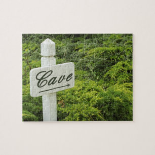 Ein Schild, das auf den Weinkeller (Höhle) in Puzzle