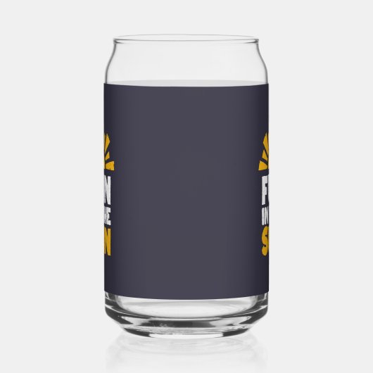 Ein Schild, das Spaß an der Sonne sagt Dosenglas (Links)