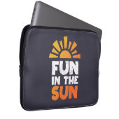 Ein Schild, das Spaß an der Sonne sagt Laptopschutzhülle (Vorne Rechts)