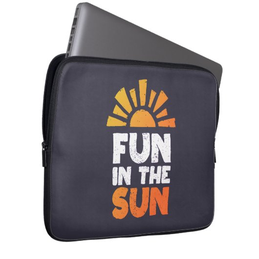 Ein Schild, das Spaß an der Sonne sagt Laptopschutzhülle (Vorne Rechts)