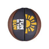 Ein Schild, das Spaß an der Sonne sagt Mini Basketball (Vertikal)