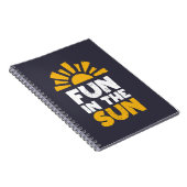Ein Schild, das Spaß an der Sonne sagt Notizblock (Rechte Seite)