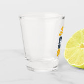 Ein Schild, das Spaß an der Sonne sagt Schnapsglas (Links)