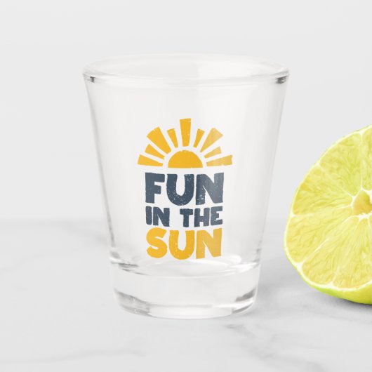 Ein Schild, das Spaß an der Sonne sagt Schnapsglas (Vorderseite)