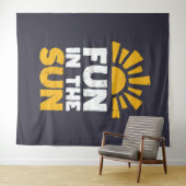 Ein Schild, das Spaß an der Sonne sagt Wandteppich (Beispiel (Horizontal))