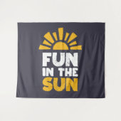 Ein Schild, das Spaß an der Sonne sagt Wandteppich (Vorderseite (Horizontal))