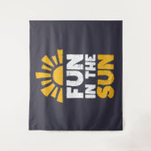 Ein Schild, das Spaß an der Sonne sagt Wandteppich (Vorderseite)
