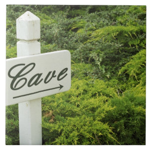 Ein Schild, das zum Weinkeller (Cave) zeigt in Fliese