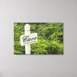 Ein Schild, das zum Weinkeller (Cave) zeigt in Leinwanddruck