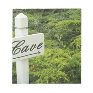 Ein Schild, das zum Weinkeller (Cave) zeigt in Notizblock