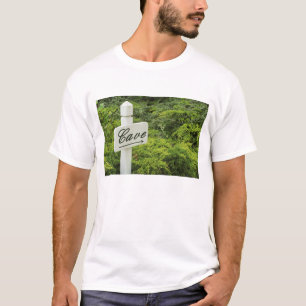 Ein Schild, das zum Weinkeller (Cave) zeigt in T-Shirt
