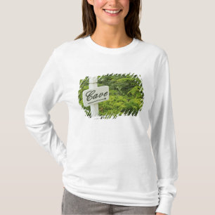 Ein Schild, das zum Weinkeller (Cave) zeigt in T-Shirt
