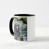 Ein Schimpansenaffe, der auf einem Felsen ruht. Tasse (Vorderseite Links)