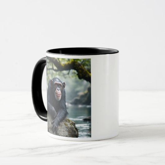 Ein Schimpansenaffe, der auf einem Felsen ruht. Tasse (Vorderseite Links)