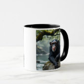 Ein Schimpansenaffe, der auf einem Felsen ruht. Tasse (VorderseiteRechts)