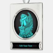 Ein schlafender Engel auf dem Stein Banner-Ornament Silber (Links)