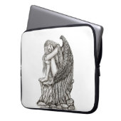 Ein schlafender Engel auf dem Stein Laptopschutzhülle (Vorderseite Links)