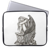Ein schlafender Engel auf dem Stein Laptopschutzhülle (Vorderseite)