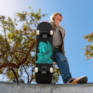 Ein schlafender Engel auf dem Stein Skateboard