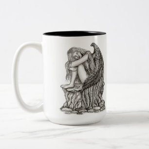 Ein schlafender Engel auf dem Stein Zweifarbige Tasse