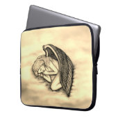 Ein schlafender Engel auf den Himmelswolken Laptopschutzhülle (Vorderseite Links)