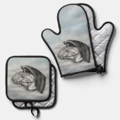 Ein schlafender Engel auf den Himmelswolken Ofenhandschuh & Topflappen-Set (Vorderseite/Rückseite)