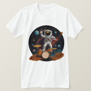 Ein Schlagzeuger spielt auf seinem Schlagzeug auf T-Shirt