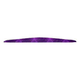 Ein schlankes, violettes Haarband mit diagonaler S