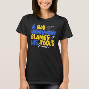 Ein schlechter Arbeiter gibt seinem Handwerker die T-Shirt