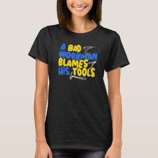 Ein schlechter Handwerker schimpft über seine Werk T-Shirt