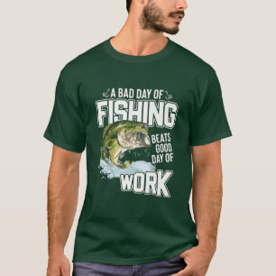 Ein schlechter Tag des Fischens schlägt einen gute T-Shirt