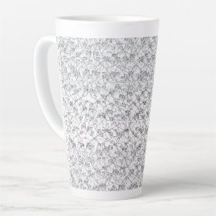 Ein schlichter weißer Untergrund mit einem gespren Milchtasse