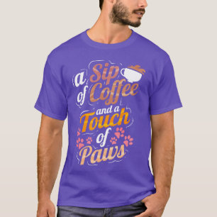 Ein Schluck Kaffee und ein Hauch von Pfoten an Pur T-Shirt