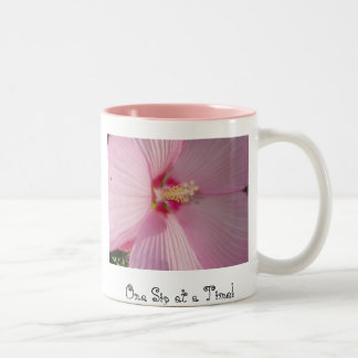 Ein Schlückchen auf einmal! Zweifarbige Tasse