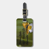 Ein Schmetterling auf der Blume Gepäckanhänger (Vorderseite vertikal)
