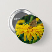 Ein Schmetterling auf einer gelben Blume Button (Vorne & Hinten)