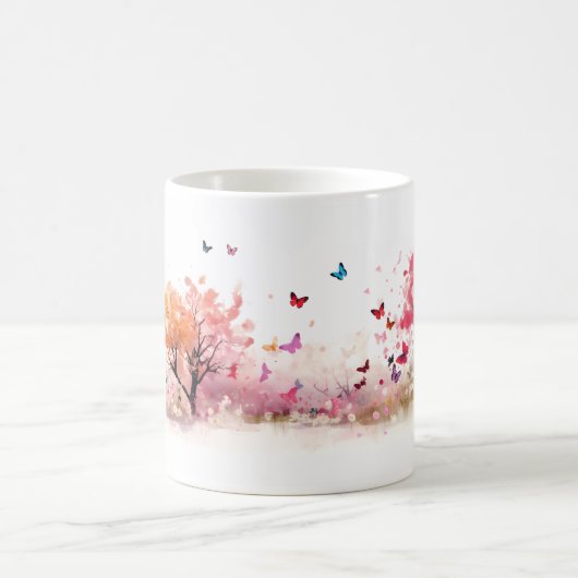 Ein Schmetterling und ein Baum im Blume-Garten Kaffeetasse (Mittel)