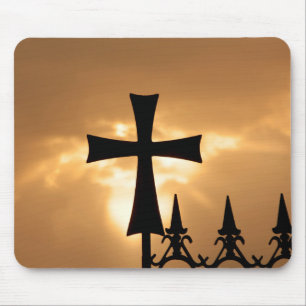 Ein Schmiedeeisenkreuz auf einem Zaun Mousepad