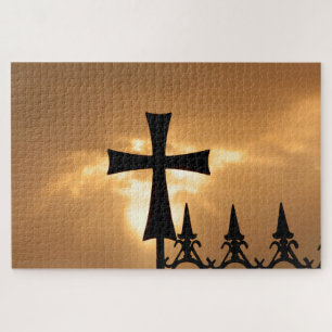 Ein schmiedeeisernes Kreuz auf einem Zaun Puzzle