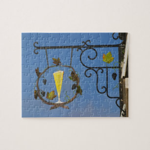 Ein schmiedeeisernes Schild, das das Thema veransc Puzzle