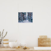 Ein schneebedeckter Pfad im Wald Poster (Küche)